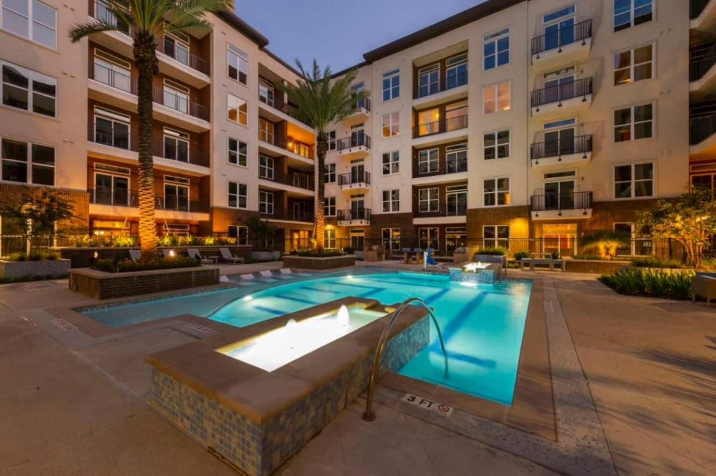 Downtown Apt Free Parking - Pool - Gym - Fully Kitchen Houston Bagian luar foto
