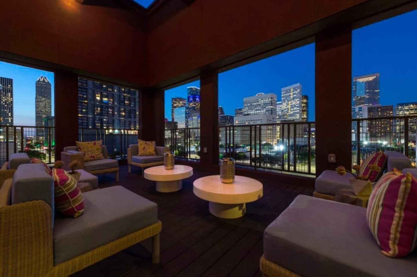 Downtown Apt Free Parking - Pool - Gym - Fully Kitchen Houston Bagian luar foto